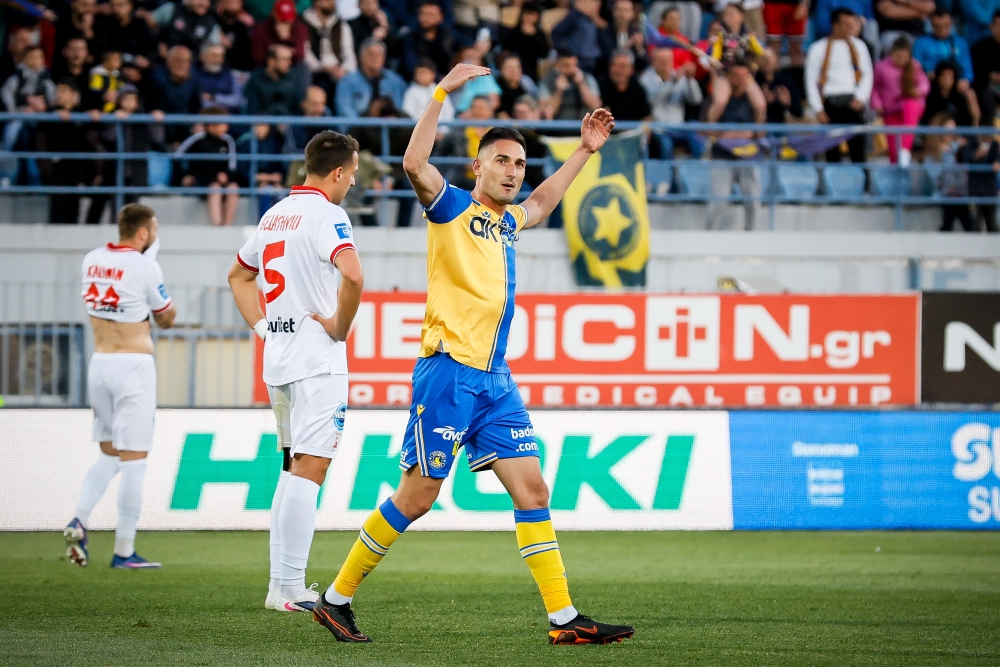 &Pi;&alpha;&rho;έ&mu;&epsilon;&iota;&nu;&epsilon; &sigma;&tau;&eta; Super League &omicron; &Alpha;&sigma;&tau;έ&rho;&alpha;&sigmaf; &Tau;&rho;ί&pi;&omicron;&lambda;&eta;&sigmaf;
