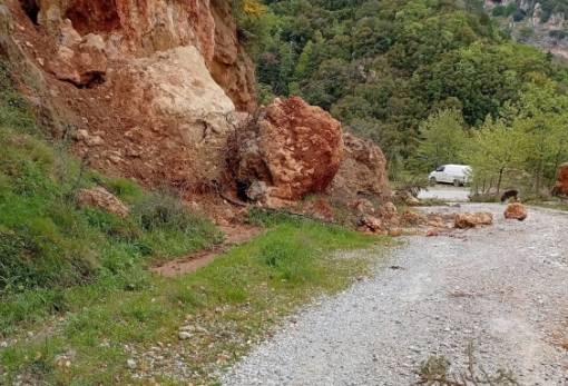 Συνεχίζονται οι εργασίες αποκατάστασης του οδικού δικτύου στο Καστόρι