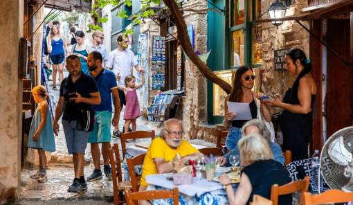 &Eta; &epsilon;&pi;ό&mu;&epsilon;&nu;&eta; &eta;&mu;έ&rho;&alpha; &tau;&omicron;&upsilon; &tau;&omicron;&upsilon;&rho;&iota;&sigma;&mu;&omicron;ύ &sigma;&tau;&eta; &Mu;&omicron;&nu;&epsilon;&mu;&beta;&alpha;&sigma;&iota;ά &sigma;&tau;&omicron; &epsilon;&pi;ί&kappa;&epsilon;&nu;&tau;&rho;&omicron; &eta;&mu;&epsilon;&rho;ί&delta;&alpha;&sigmaf;