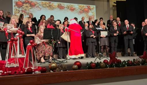 &Mu;&epsilon; &kappa;ά&lambda;&alpha;&nu;&tau;&alpha; &alpha;&pi;ό &tau;&eta;&nu; &Epsilon;&lambda;&lambda;ά&delta;&alpha; &kappa;&alpha;&iota; &tau;&omicron;&nu; &kappa;ό&sigma;&mu;&omicron; &mu;ά&gamma;&epsilon;&psi;&epsilon; &tau;&omicron; &kappa;&omicron;&iota;&nu;ό &omicron; &Mu;&omicron;&upsilon;&sigma;&iota;&kappa;ό&sigmaf; Ό&mu;&iota;&lambda;&omicron;&sigmaf; &Sigma;&pi;ά&rho;&tau;&eta;&sigmaf;
