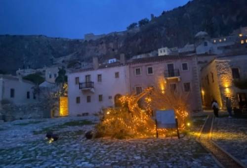 Στολίζει το δέντρο της σήμερα η Λέσχη Φιλίας Μονεμβασίας