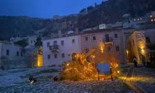 Στολίζει το δέντρο της σήμερα η Λέσχη Φιλίας Μονεμβασίας