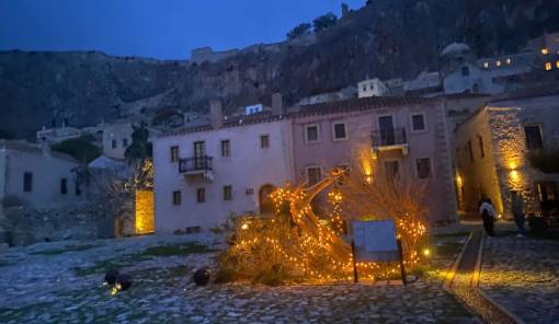 Στολίζει το δέντρο της σήμερα η Λέσχη Φιλίας Μονεμβασίας