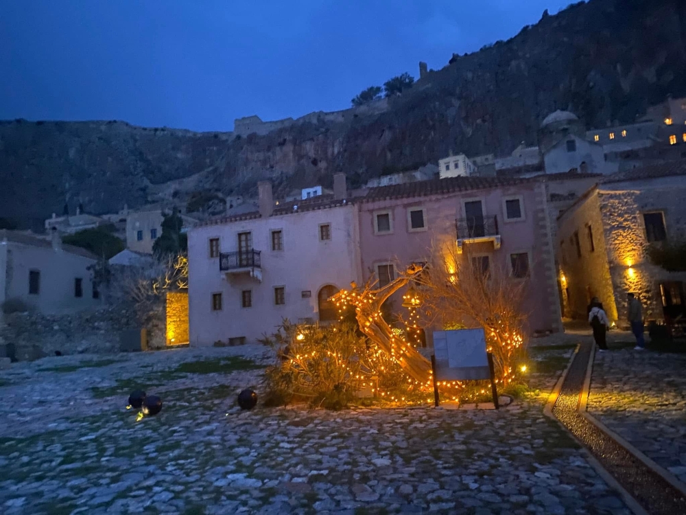 Στολίζει το δέντρο της σήμερα η Λέσχη Φιλίας Μονεμβασίας