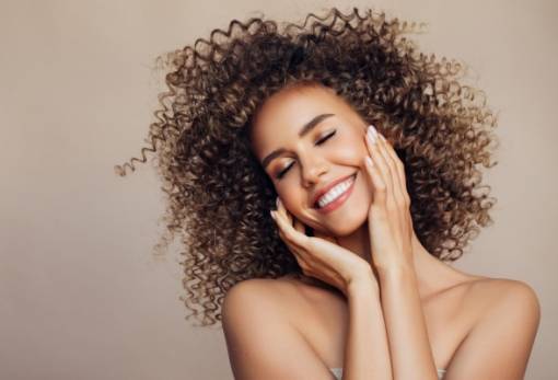 Πώς να στεγνώνεις σωστά τα σγουρά μαλλιά