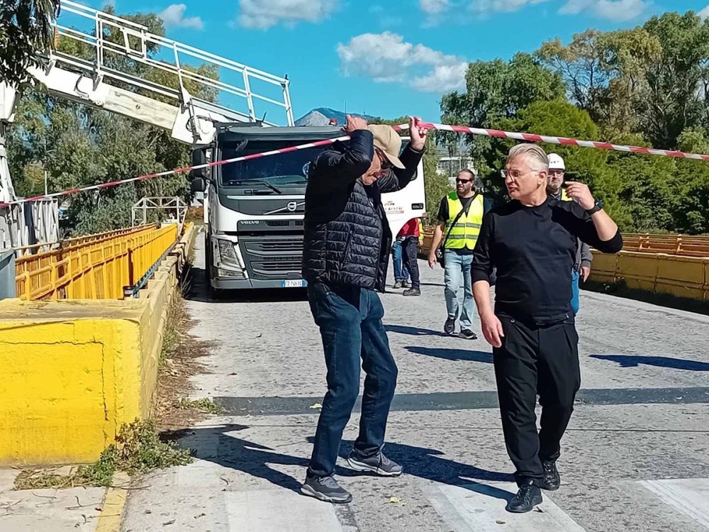 Έ&lambda;&epsilon;&gamma;&chi;&omicron;&iota; &sigma;&tau;&iota;&sigmaf; &delta;ύ&omicron; &gamma;έ&phi;&upsilon;&rho;&epsilon;&sigmaf; &tau;&omicron;&upsilon; &Iota;&sigma;&theta;&mu;&omicron;ύ
