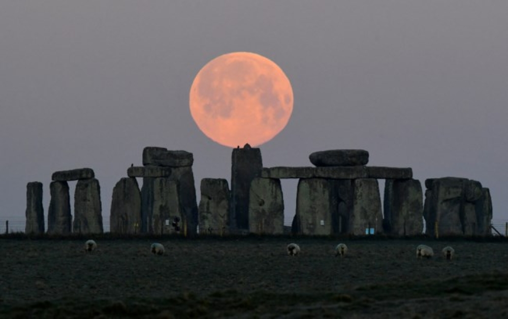 T&eta; &mu;&upsilon;&sigma;&tau;&eta;&rho;&iota;ώ&delta;&eta; &sigma;&chi;έ&sigma;&eta; &tau;&omicron;&upsilon; &Sigma;&tau;ό&omicron;&upsilon;&nu;&chi;&epsilon;&nu;&tau;&zeta; &mu;&epsilon; &tau;&eta; &Sigma;&epsilon;&lambda;ή&nu;&eta; &epsilon;&rho;&epsilon;&upsilon;&nu;&omicron;ύ&nu; &omicron;&iota; &epsilon;&iota;&delta;&iota;&kappa;&omicron;ί