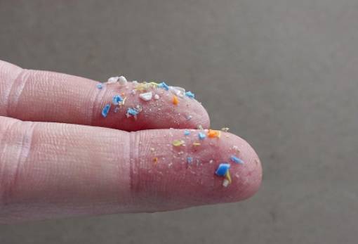 Αλτσχάιμερ: Σύνδεση με τα μικροπλαστικά που συσσωρεύονται στον εγκέφαλο έδειξε νέα έρευνα