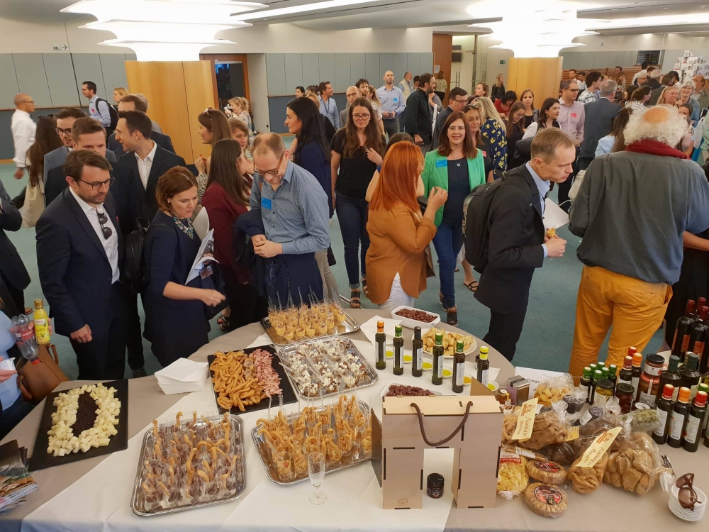 &Sigma;&tau;&iota;&sigmaf; &Beta;&rho;&upsilon;&xi;έ&lambda;&lambda;&epsilon;&sigmaf; &eta; &Pi;&Omicron;&Pi; &gamma;&alpha;&sigma;&tau;&rho;&omicron;&nu;&omicron;&mu;ί&alpha;  &kappa;&alpha;&iota; &pi;&rho;&omicron;ϊό&nu;&tau;&alpha; &tau;&eta;&sigmaf; &Pi;&epsilon;&lambda;&omicron;&pi;&omicron;&nu;&nu;ή&sigma;&omicron;&upsilon; (&Phi;&Omega;&Tau;&Omicron;)