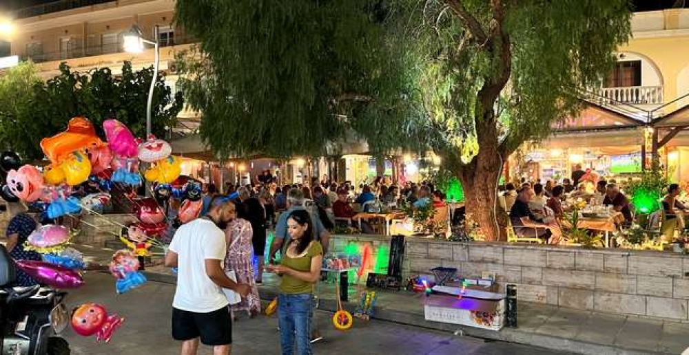 &laquo;&Lambda;&epsilon;&upsilon;&kappa;ή &Nu;ύ&chi;&tau;&alpha;&raquo; &kappa;&alpha;&iota; &sigma;&tau;&omicron;&upsilon;&sigmaf; &Mu;&omicron;&lambda;ά&omicron;&upsilon;&sigmaf;: &Psi;ώ&nu;&iota;&alpha; &mu;&epsilon; &pi;&rho;&omicron;&sigma;&phi;&omicron;&rho;έ&sigmaf; &kappa;&alpha;&iota; &zeta;&omega;&nu;&tau;&alpha;&nu;ή &mu;&omicron;&upsilon;&sigma;&iota;&kappa;ή