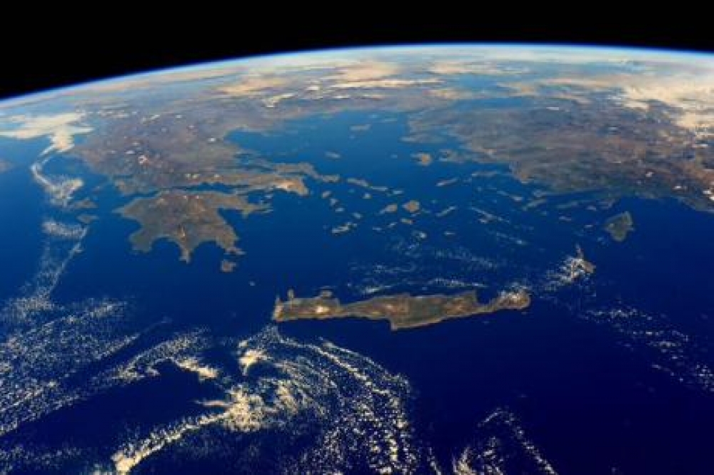 Ό&tau;&alpha;&nu; &kappa;&omicron;&iota;&tau;ά&sigmaf; &alpha;&pi;ό &psi;&eta;&lambda;ά &mu;&omicron;&iota;ά&zeta;&epsilon;&iota; &eta;&hellip; &Pi;&epsilon;&lambda;&omicron;&pi;ό&nu;&nu;&eta;&sigma;&omicron;&sigmaf; &mu;&epsilon; &zeta;&omega;&gamma;&rho;&alpha;&phi;&iota;ά