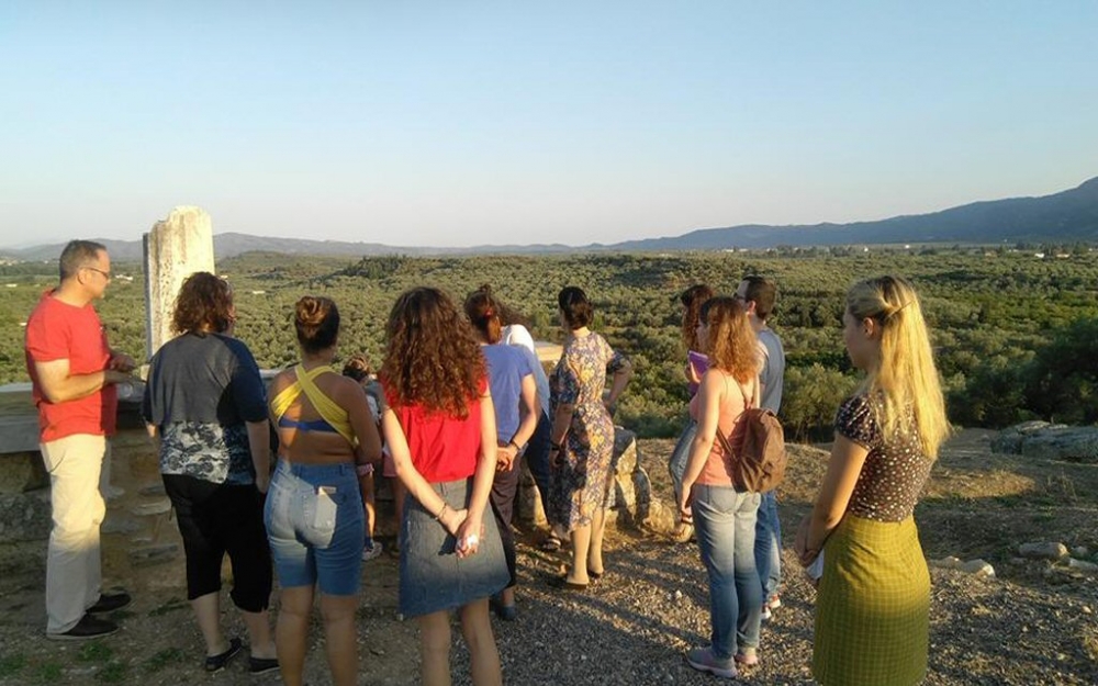 &Sigma;&epsilon; &Alpha;&mu;&upsilon;&kappa;&lambda;&alpha;ί&omicron;, &Sigma;&kappa;ά&lambda;&alpha; &kappa;&alpha;&iota; &Mu;&alpha;&gamma;&omicron;ύ&lambda;&alpha; &sigma;&upsilon;&nu;&epsilon;&chi;ί&sigma;&tau;&eta;&kappa;&alpha;&nu; &omicron;&iota; &delta;&rho;ά&sigma;&epsilon;&iota;&sigmaf; &tau;&omicron;&upsilon; &ldquo;Orange Festival&rdquo;