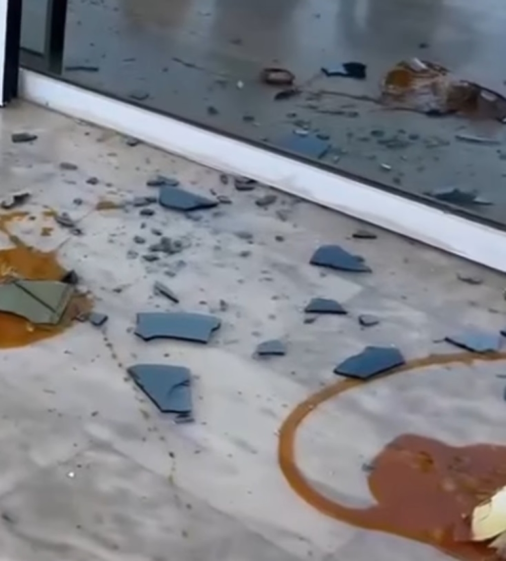 &Tau;&alpha;&hellip;. &lsquo;&sigma;&pi;&alpha;&sigma;&epsilon; &sigma;&tau;&omicron; &Delta;&iota;&omicron;&iota;&kappa;&eta;&tau;ή&rho;&iota;&omicron;: &Pi;έ&tau;&alpha;&xi;&epsilon; &beta;ά&zeta;&omicron; &mu;&epsilon; &mu;έ&lambda;&iota; &kappa;&alpha;&iota; ά&phi;&eta;&sigma;&epsilon; &laquo;&alpha;ί&tau;&eta;&mu;&alpha; &alpha;&sigma;ύ&lambda;&omicron;&upsilon;&raquo;