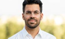 &Tau;&zeta;&iota;&nu;&iota;έ&rho;&eta;&sigmaf; &gamma;&iota;&alpha; &alpha;&nu;&tau;&iota;&pi;&lambda;&eta;&mu;&mu;&upsilon;&rho;&iota;&kappa;ή &theta;&omega;&rho;ά&kappa;&iota;&sigma;&eta;: &laquo;&Eta; &Pi;&epsilon;&rho;&iota;&phi;έ&rho;&epsilon;&iota;&alpha; &Pi;&epsilon;&lambda;&omicron;&pi;&omicron;&nu;&nu;ή&sigma;&omicron;&upsilon; &alpha;&lambda;&lambda;ά&zeta;&epsilon;&iota; &tau;&alpha;&chi;ύ&tau;&eta;&tau;&alpha;&raquo;