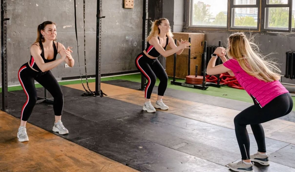 Pistol squat: &Eta; &alpha;&pi;&alpha;&iota;&tau;&eta;&tau;&iota;&kappa;ή ά&sigma;&kappa;&eta;&sigma;&eta; &pi;&omicron;&upsilon; &laquo;&chi;&tau;ί&zeta;&epsilon;&iota;&raquo; &delta;&upsilon;&nu;&alpha;&tau;ά &pi;ό&delta;&iota;&alpha; &kappa;&alpha;&iota; &gamma;&lambda;&omicron;&upsilon;&tau;&omicron;ύ&sigmaf;
