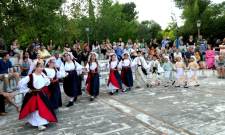 &Sigma;&tau;&alpha; &beta;ή&mu;&alpha;&tau;&alpha; &tau;&eta;&sigmaf; &pi;&alpha;&rho;ά&delta;&omicron;&sigma;&eta;&sigmaf; &kappa;&alpha;&iota; &phi;έ&tau;&omicron;&sigmaf; &tau;&omicron; &Lambda;ύ&kappa;&epsilon;&iota;&omicron; &Epsilon;&lambda;&lambda;&eta;&nu;ί&delta;&omega;&nu; &Sigma;&pi;ά&rho;&tau;&eta;&sigmaf;
