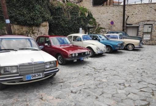 Οχήματα μιας άλλης εποχής κατέκλυσαν τη Βαμβακού (ΦΩΤΟ)