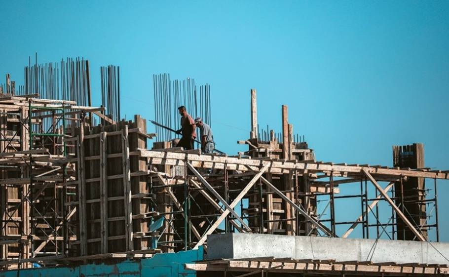&Chi;&tau;ί&zeta;&epsilon;&iota; &sigma;&epsilon; ό&gamma;&kappa;&omicron; &eta; &omicron;&iota;&kappa;&omicron;&delta;&omicron;&mu;ή &sigma;&tau;&eta;&nu; &Pi;&epsilon;&lambda;&omicron;&pi;ό&nu;&nu;&eta;&sigma;&omicron;