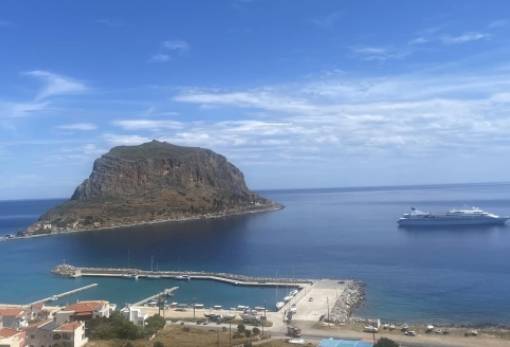 Έδεσε το πρώτο κρουαζιερόπλοιο της σεζόν στη Μονεμβασιά