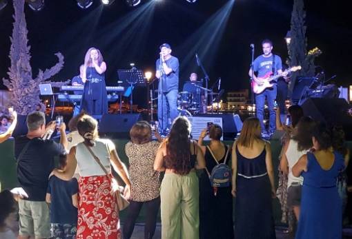 Ο Διονύσης Τσακνής ξεσήκωσε το κοινό της Πλατείας Δημαρχείου Γυθείου