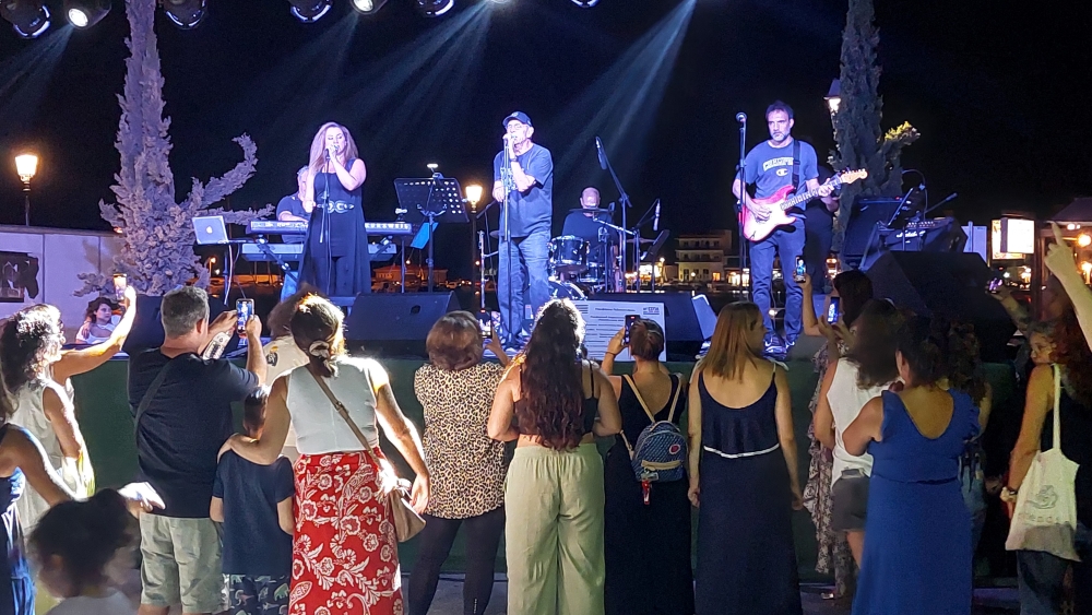 &Omicron; &Delta;&iota;&omicron;&nu;ύ&sigma;&eta;&sigmaf; &Tau;&sigma;&alpha;&kappa;&nu;ή&sigmaf; &xi;&epsilon;&sigma;ή&kappa;&omega;&sigma;&epsilon; &tau;&omicron; &kappa;&omicron;&iota;&nu;ό &tau;&eta;&sigmaf; &Pi;&lambda;&alpha;&tau;&epsilon;ί&alpha;&sigmaf; &Delta;&eta;&mu;&alpha;&rho;&chi;&epsilon;ί&omicron;&upsilon; &Gamma;&upsilon;&theta;&epsilon;ί&omicron;&upsilon;