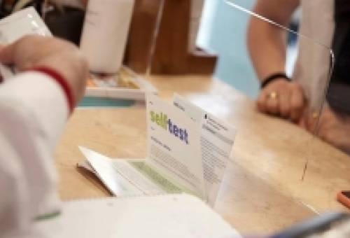Ξεκινά από τη Δευτέρα η δωρεάν διάθεση self test για όλους τους πολίτες