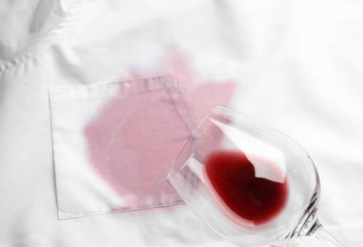 Ο πανεύκολος τρόπος να εξαφανίσεις τον λεκέ από κόκκινο κρασί