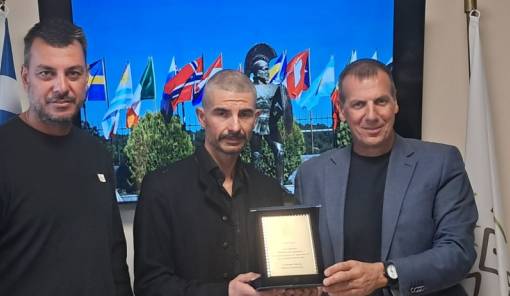 Έ&xi;&iota; &phi;&omicron;&rho;έ&sigmaf; &Sigma;&pi;&alpha;&rho;&tau;&alpha;&theta;&lambda;&eta;&tau;ή&sigmaf;, &gamma;&iota;&alpha; &pi;ά&nu;&tau;&alpha; &sigma;&tau;&eta;&nu; &kappa;&alpha;&rho;&delta;&iota;ά &tau;&omicron;&upsilon; &tau;ό&pi;&omicron;&upsilon; &tau;&omicron;&upsilon; &omicron; &Kappa;. &Lambda;&alpha;&mu;&pi;&rho;&iota;&nu;ό&sigmaf;