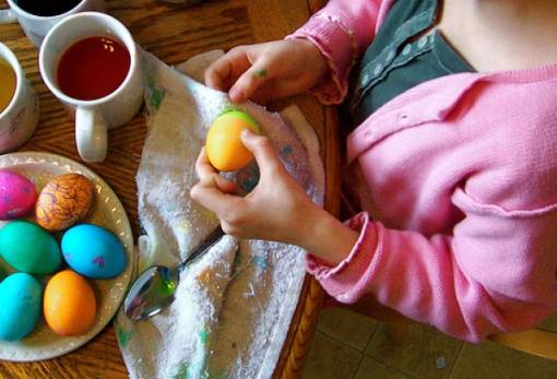 Πασχαλινά αυγά: 3 tips για να βγάλεις τη βαφή από τα χέρια σου