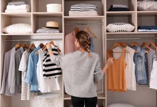 Τips οργάνωσης που θα σε σώσουν από το χάος μιας μικρής ντουλάπας