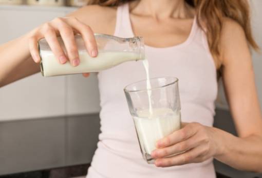 Πόσο γάλα χρειάζονται πραγματικά τα παιδιά και οι ενήλικες;