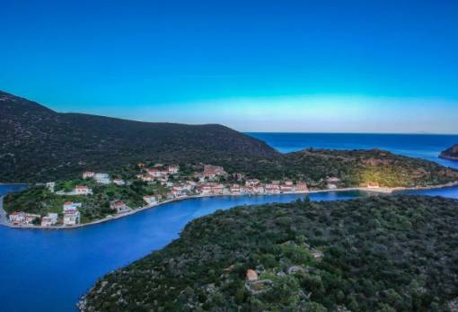 Γέρακας: Το όμορφο και άγνωστο φιόρδ της Ελλάδας