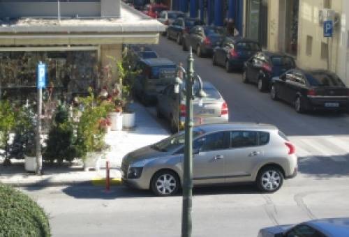 Είμαι.........! Παρκάρω όπου θέλω!