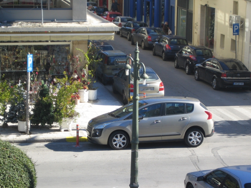 Είμαι.........! Παρκάρω όπου θέλω!