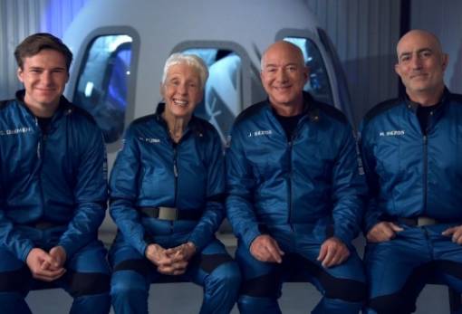 Τζεφ Μπέζος: Ο πλουσιότερος άνθρωπος του κόσμου γράφει ιστορία στον διαστημικό τουρισμό