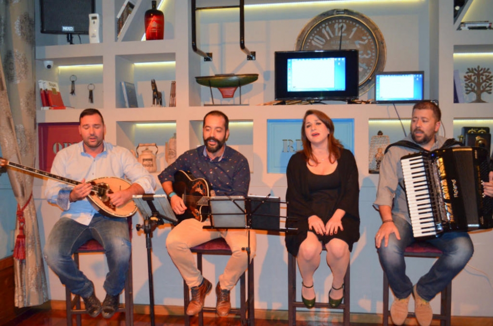 &Sigma;&tau;&eta; &sigma;&kappa;&eta;&nu;ή &tau;&omicron;&upsilon; &laquo;Level&raquo; &kappa;&alpha;&iota; &alpha;&upsilon;&tau;ή&nu; &tau;&eta;&nu; &Pi;&alpha;&rho;&alpha;&sigma;&kappa;&epsilon;&upsilon;ή &omicron; &Eta;&lambda;. &Kappa;&alpha;&pi;&pi;ά&kappa;&omicron;&sigmaf; &mu;&epsilon; &tau;&eta;&nu; &omicron;&rho;&chi;ή&sigma;&tau;&rho;&alpha; &tau;&omicron;&upsilon;!