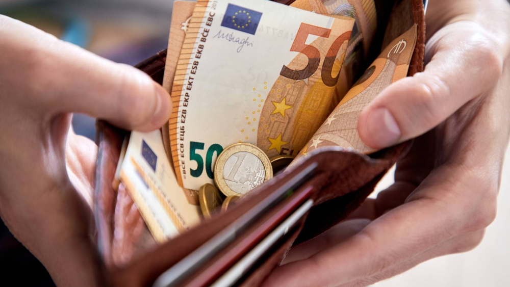 &Kappa;&epsilon;&rho;&alpha;&mu;έ&omega;&sigmaf;: &Tau;&eta;&nu; 1&eta; &Alpha;&pi;&rho;&iota;&lambda;ί&omicron;&upsilon; &eta; &nu;έ&alpha; &alpha;ύ&xi;&eta;&sigma;&eta; &tau;&omicron;&upsilon; &kappa;&alpha;&tau;ώ&tau;&alpha;&tau;&omicron;&upsilon; &mu;&iota;&sigma;&theta;&omicron;ύ