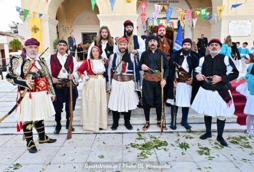 Με τις φουστανέλες τους καλωσόρισαν τον «πράσινο» Πατριάρχη στη Σπάρτη