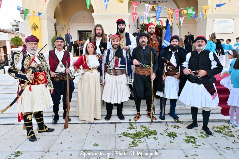 &Mu;&epsilon; &tau;&iota;&sigmaf; &phi;&omicron;&upsilon;&sigma;&tau;&alpha;&nu;έ&lambda;&epsilon;&sigmaf; &tau;&omicron;&upsilon;&sigmaf; &kappa;&alpha;&lambda;&omega;&sigma;ό&rho;&iota;&sigma;&alpha;&nu; &tau;&omicron;&nu; &laquo;&pi;&rho;ά&sigma;&iota;&nu;&omicron;&raquo; &Pi;&alpha;&tau;&rho;&iota;ά&rho;&chi;&eta; &sigma;&tau;&eta; &Sigma;&pi;ά&rho;&tau;&eta;