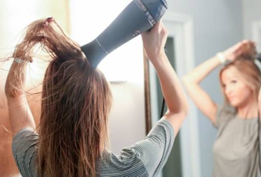 Στεγνώνεις μαλλιά σου με το πιστολάκι; Τι πρέπει να προσέχεις