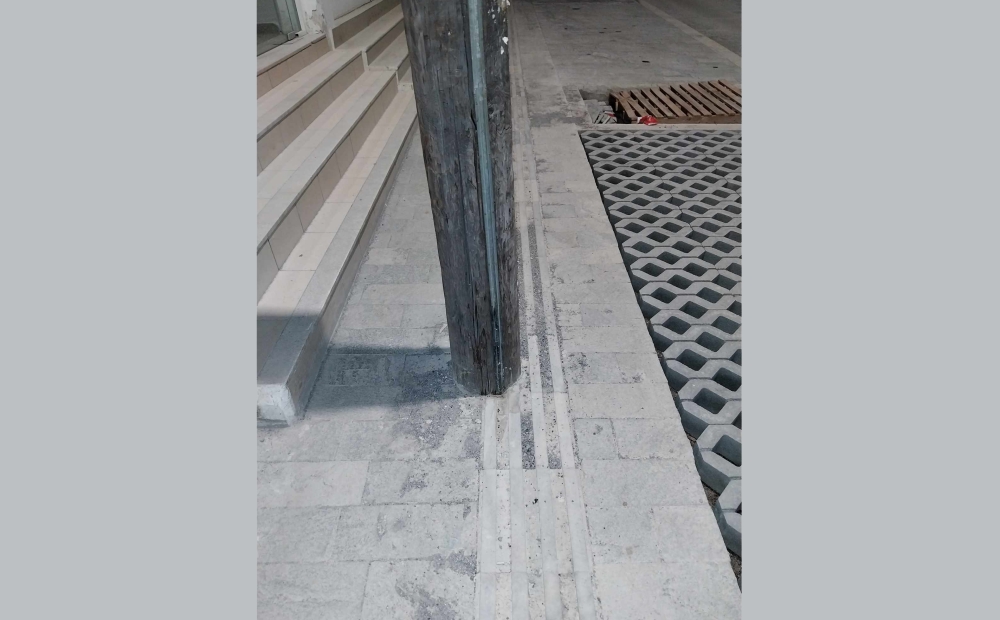 Και ο σουρεαλισμός συνεχίζεται στην οδό Βρασίδου στη Σπάρτη