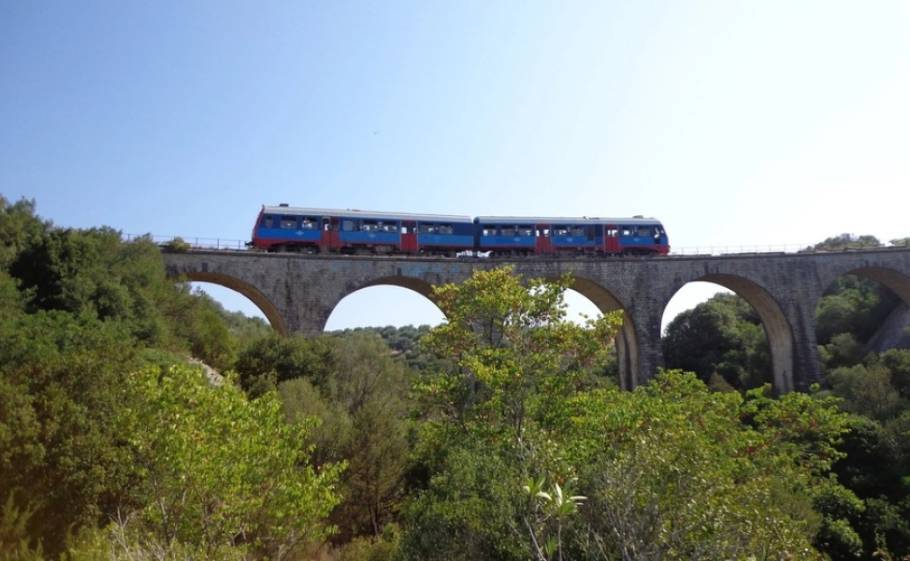 &Sigma;&tau;&iota;&sigmaf; &laquo;&rho;ά&gamma;&epsilon;&sigmaf;&raquo; &tau;&eta;&sigmaf; &delta;&iota;&epsilon;&kappa;&delta;ί&kappa;&eta;&sigma;&eta;&sigmaf; &sigma;&iota;&delta;&eta;&rho;&omicron;&delta;&rho;ό&mu;&omicron;&upsilon; &eta; &Lambda;&alpha;&kappa;&omega;&nu;ί&alpha;