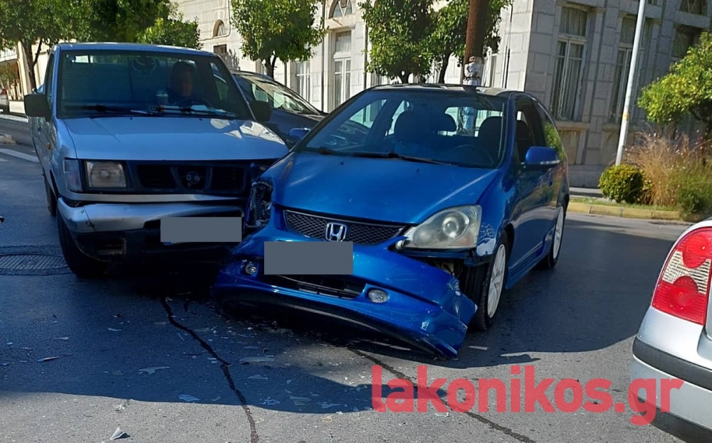 Τρακάρισμα με υλικές ζημιές στη Σπάρτη (ΦΩΤΟ)