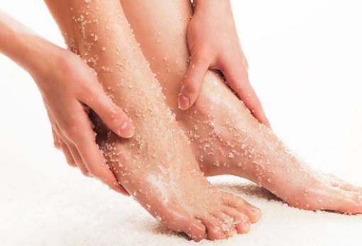 Φτιάξε το πιο εύκολο foot scrub για να φοράς με αυτοπεποίθηση τα πέδιλά σου