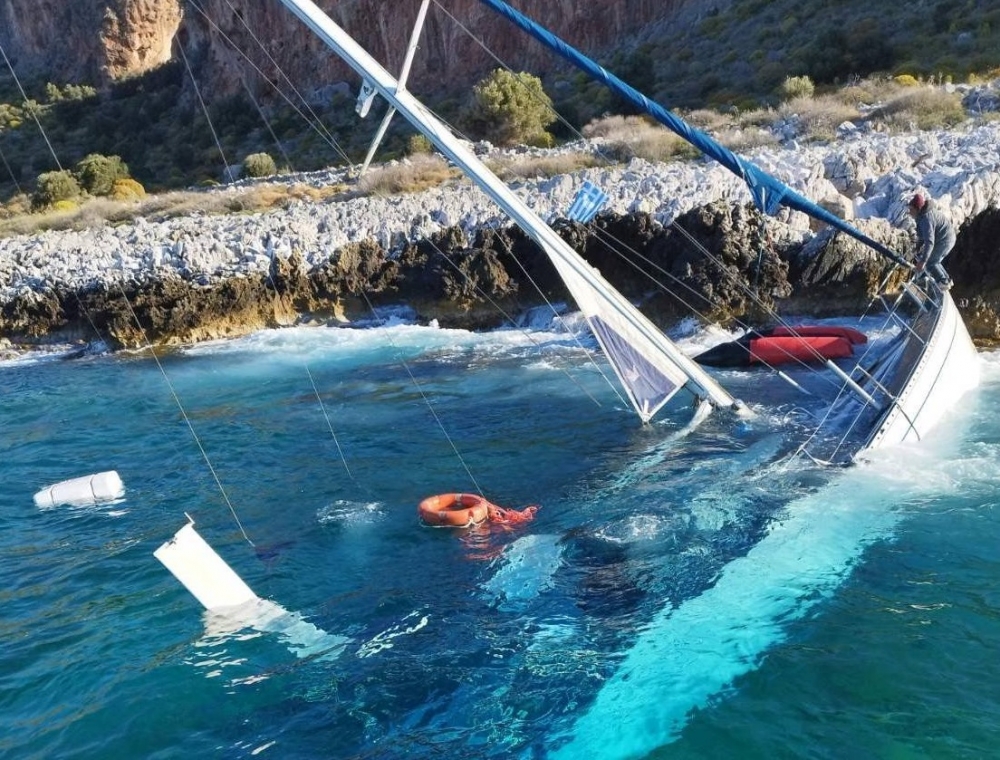 Στις ακτές του Οιτύλου το ναυάγιο με τους μετανάστες (ΦΩΤΟ)