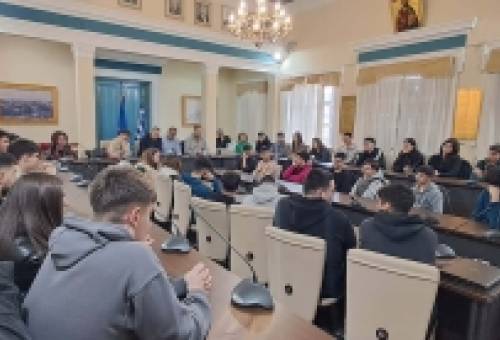 Δίαυλος επικοινωνίας με τη νέα γενιά: Ο δήμαρχος Σπάρτης στο ίδιο τραπέζι με τους μαθητές των Λυκείων