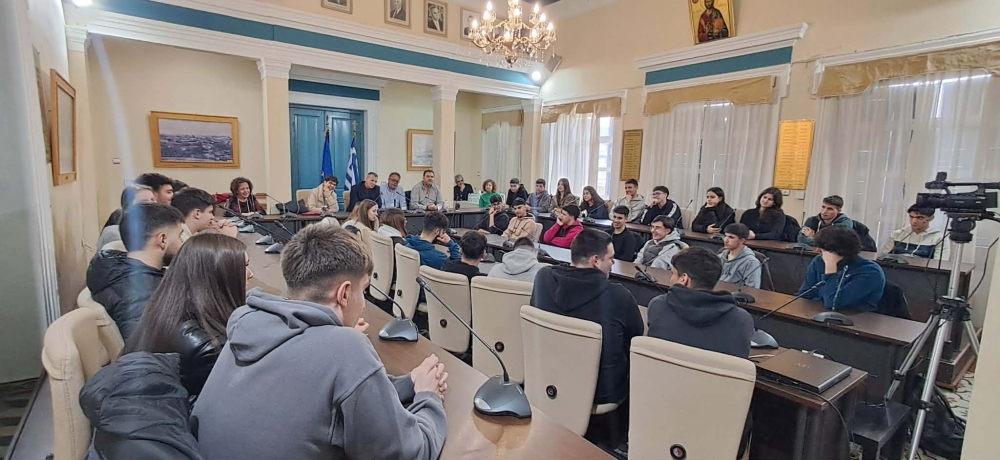 &Delta;ί&alpha;&upsilon;&lambda;&omicron;&sigmaf; &epsilon;&pi;&iota;&kappa;&omicron;&iota;&nu;&omega;&nu;ί&alpha;&sigmaf; &mu;&epsilon; &tau;&eta; &nu;έ&alpha; &gamma;&epsilon;&nu;&iota;ά: &Omicron; &delta;ή&mu;&alpha;&rho;&chi;&omicron;&sigmaf; &Sigma;&pi;ά&rho;&tau;&eta;&sigmaf; &sigma;&tau;&omicron; ί&delta;&iota;&omicron; &tau;&rho;&alpha;&pi;έ&zeta;&iota; &mu;&epsilon; &tau;&omicron;&upsilon;&sigmaf; &mu;&alpha;&theta;&eta;&tau;έ&sigmaf; &tau;&omega;&nu; &Lambda;&upsilon;&kappa;&epsilon;ί&omega;&nu;