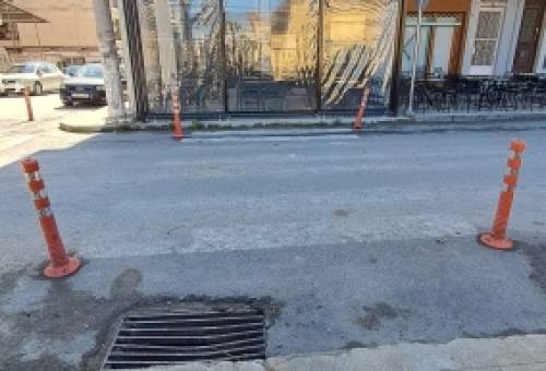 Η διάβαση που… σταματά στο νάιλον και μια πόλη που σκοντάφτει στα πεζοδρόμιά της