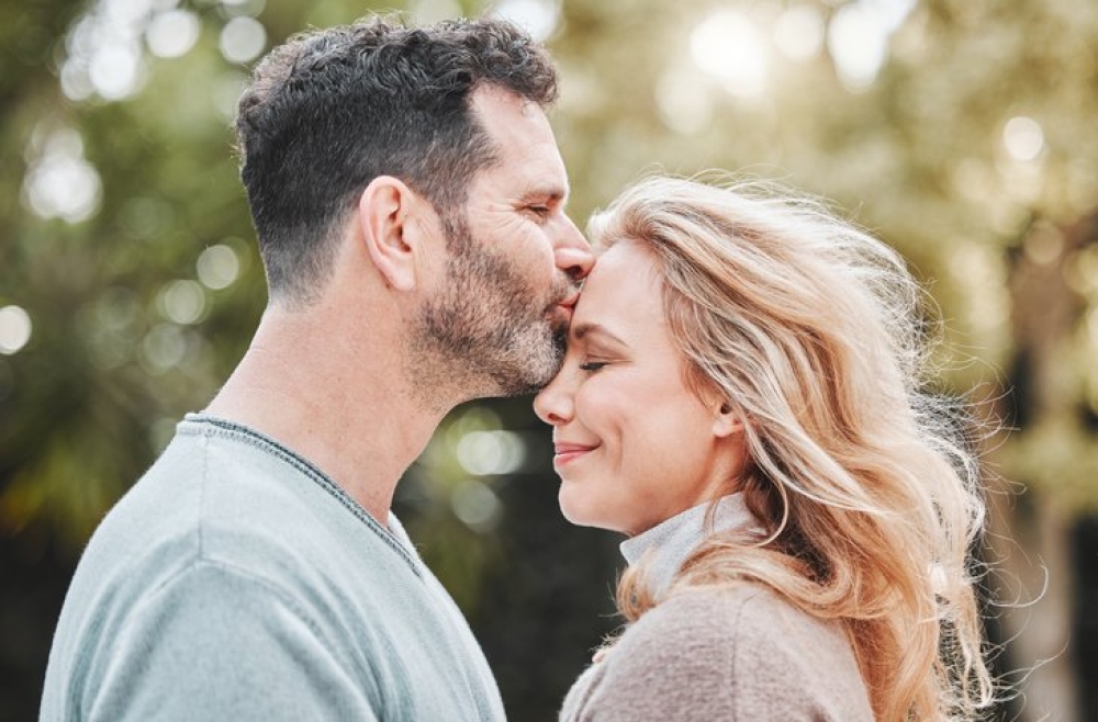 &Phi;&iota;&lambda;ί: &Pi;&rho;&omicron;&sigma;&theta;έ&tau;&epsilon;&iota; &chi;&rho;ό&nu;&iota;&alpha; &sigma;&tau;&eta; &zeta;&omega;ή &mu;&alpha;&sigmaf;, &sigma;ύ&mu;&phi;&omega;&nu;&alpha; &mu;&epsilon; έ&rho;&epsilon;&upsilon;&nu;&alpha;