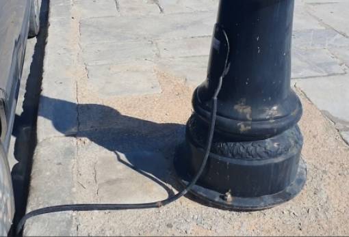 Μπλέχτηκε η καλωδίωση των φωτιστικών στο Γύθειο